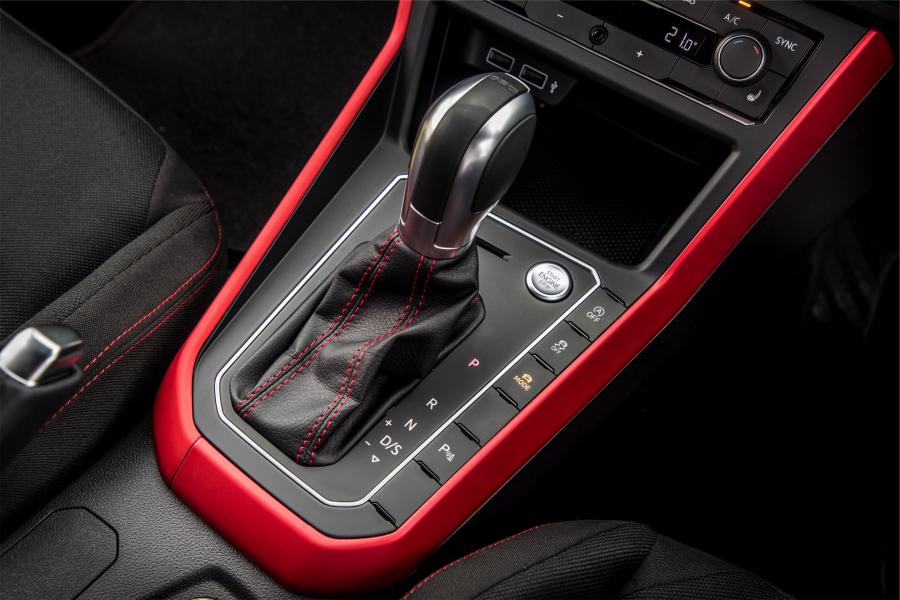 Детали интерьера Volkswagen Polo GTI 2018 года  (UK) (фото 34 из 35)